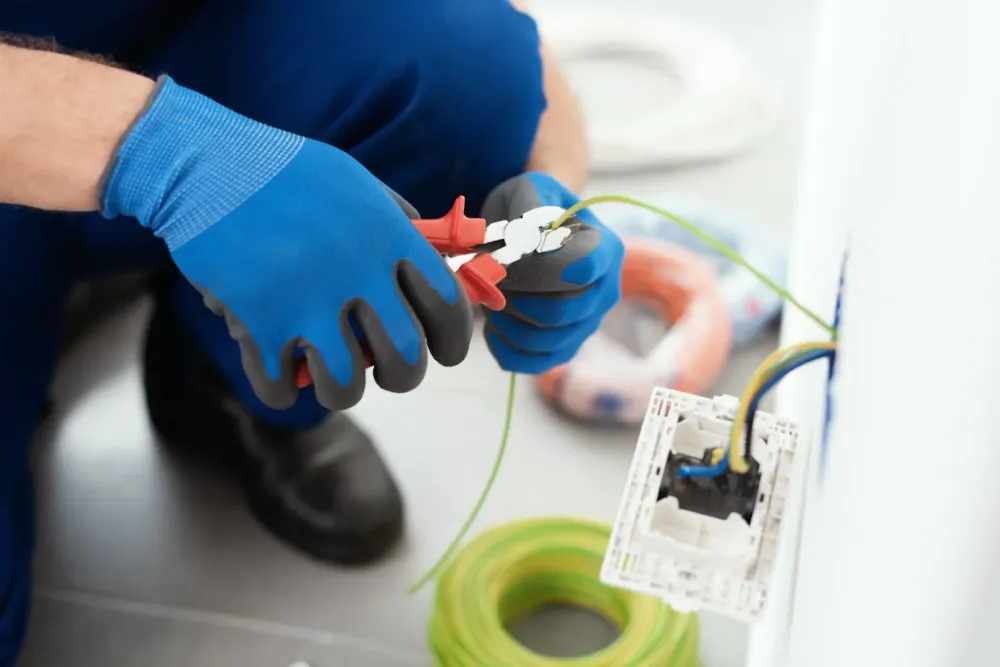 Électricien travaillant sur un système électriqwebp